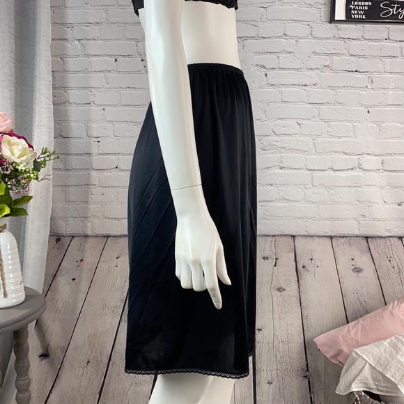 Vanity Fair Black Slip Size: Medium - Picture 5 of 16